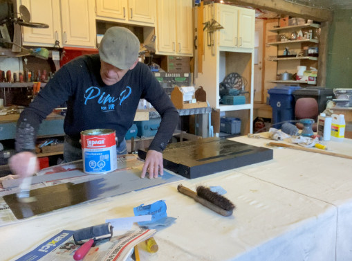 On applique une mince couche de colle contact partout sur les deux surfaces on applique la colle contact